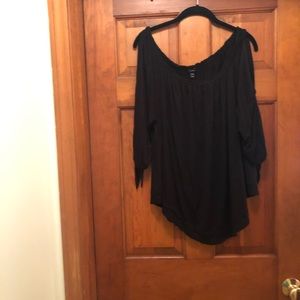 Cold shoulder, 3/4 sleeve detail top!